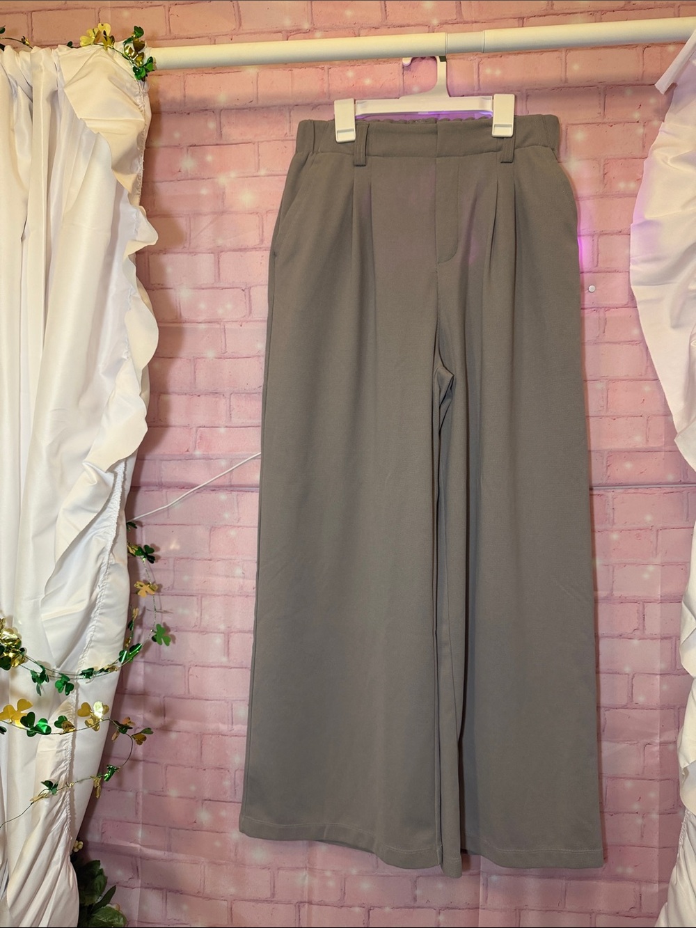HALARA Wide-Leg Pleated Pants in Gray